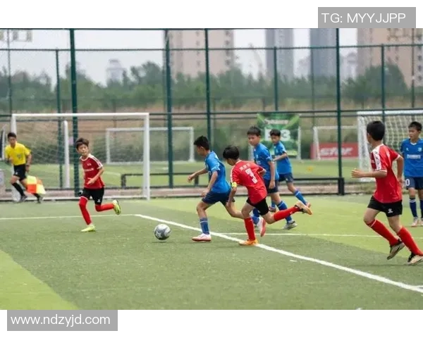 当足球巨星用铲球诠释防守艺术展现力量与智慧的绿茵较量