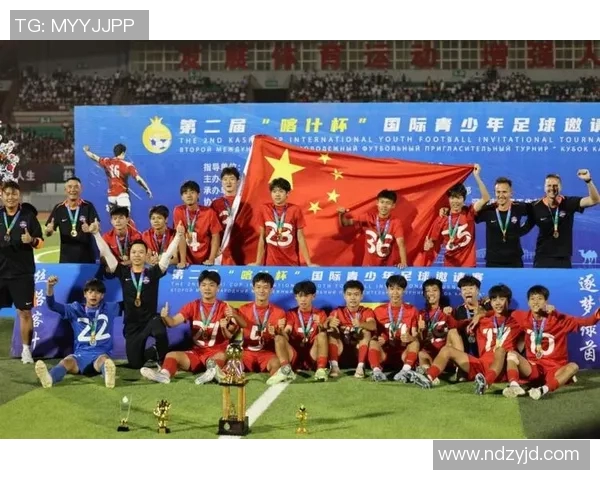 小球迷与足球球星击拳瞬间温暖人心传递激情与梦想